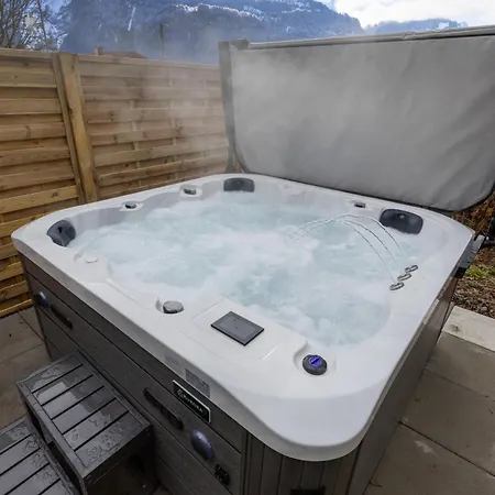 Spacious Near Brienz With Hot Tub & Parking *