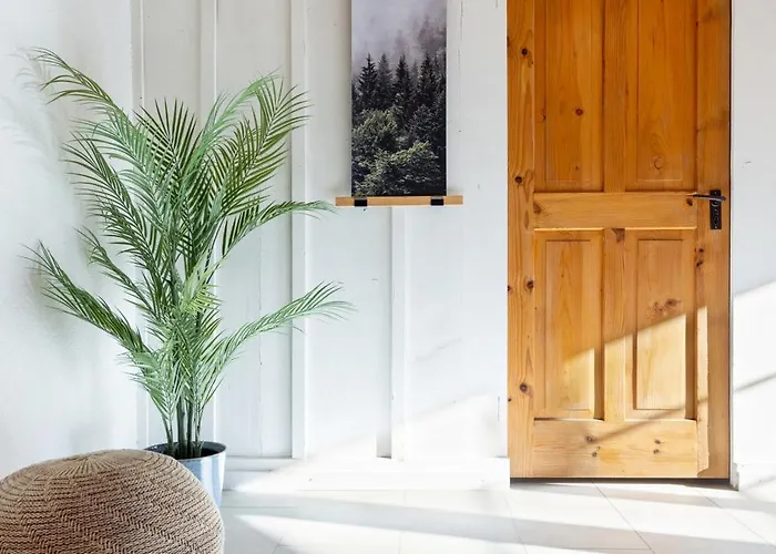 Spacious Near Brienz With Hot Tub & Parking