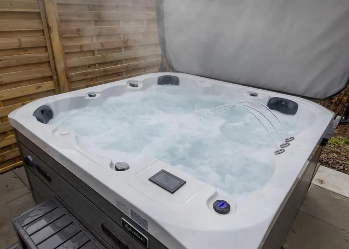 Spacious Near Brienz With Hot Tub & Parking *